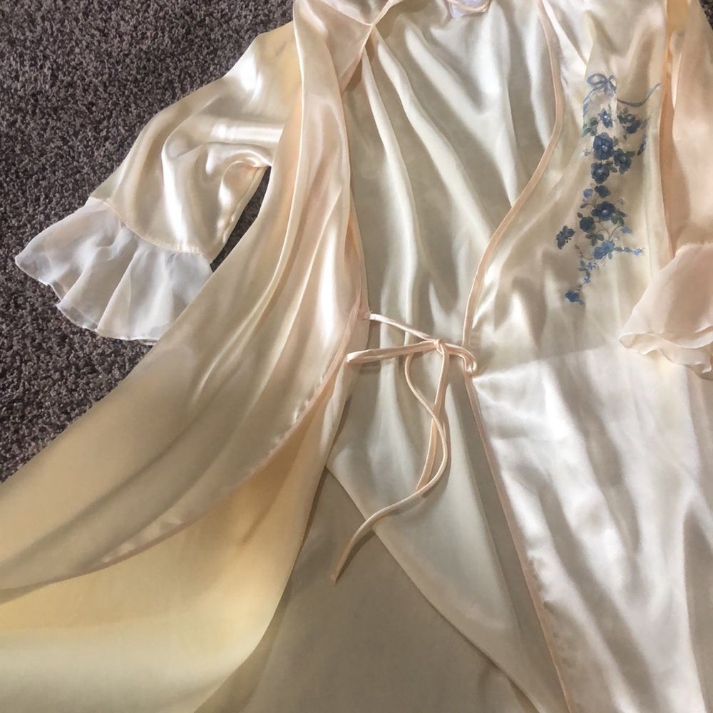 Robe & chemise set Secret Treasures Intimates Yellow Satiny Blue Flowers Sleep L - Picture 6 of 6
